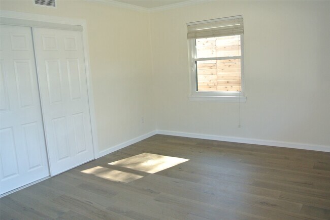 Building Photo - 7911 Greenbush St