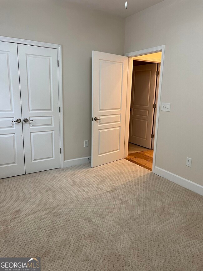 Building Photo - 356 Sandy Springs Dr