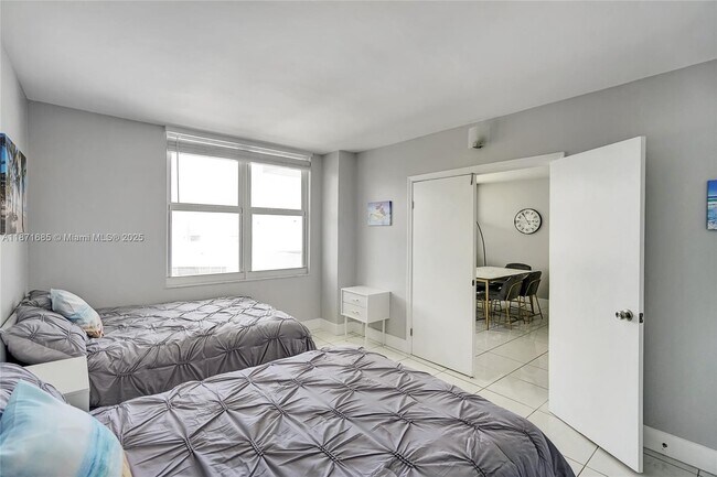 Building Photo - 3725 S Ocean Dr