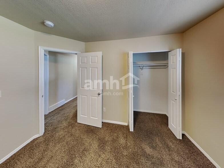 Building Photo - 747 N 600 W