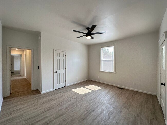 Building Photo - 6 Bed/2 Bath w/Ample Parking Mins. from UC $750/pp ($4500/mo)!