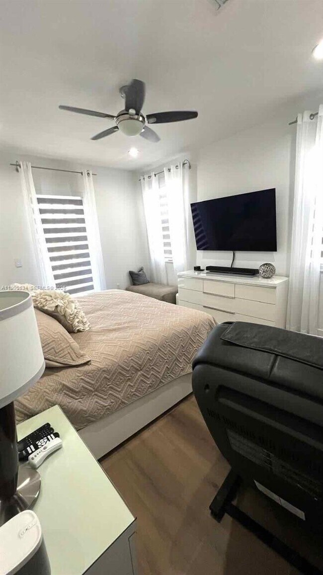 Building Photo - 6923 Julia Gardens Dr