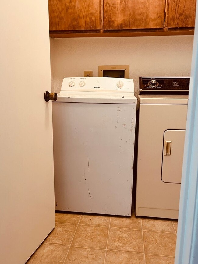 Building Photo - Spacious 2 Bedroom/2 bath duplex with a 2 car garage and laundry hook ups in a great North Modest...