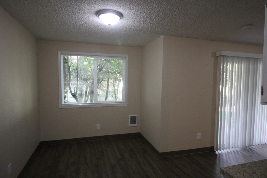 Building Photo - 414 E 9th St