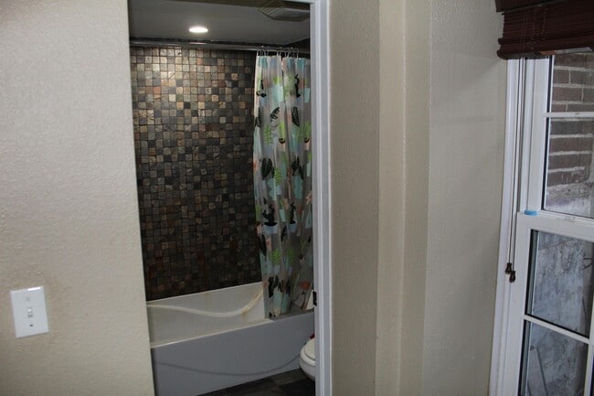 Building Photo - 932 E College St