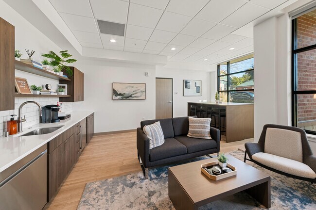 Building Photo - 2420 E Capitol Dr