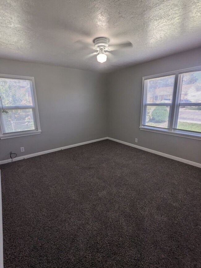 Building Photo - August Rent Free! 5 Bed 2 Bath Single Fami...
