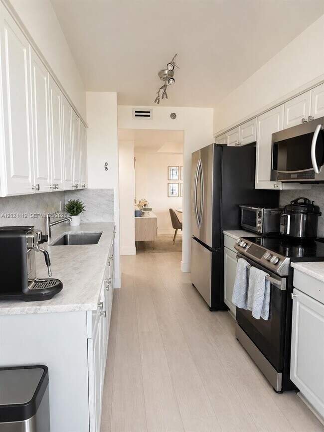 Building Photo - 3640 Yacht Club Dr