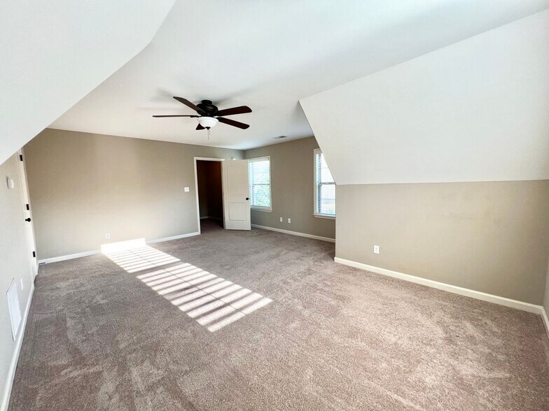 Building Photo - 5607 Pinetree Loop E