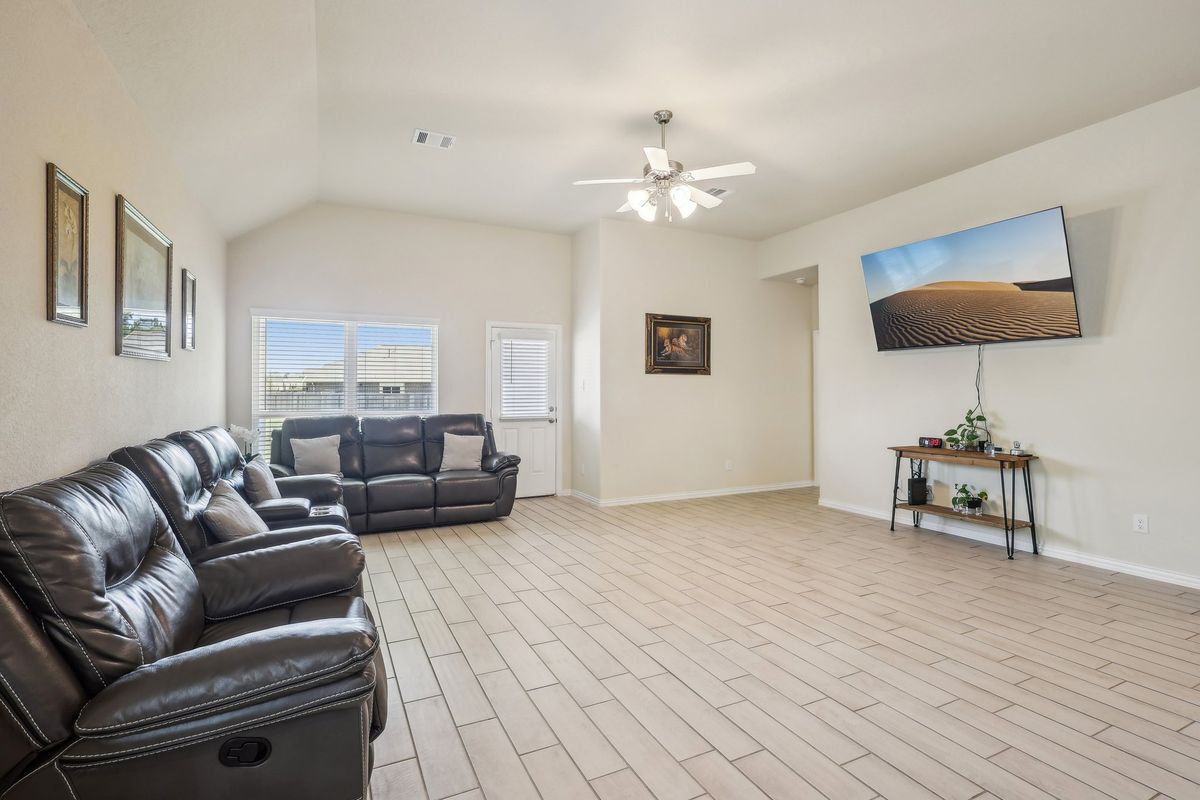 Building Photo - 18473 Railroad Ave