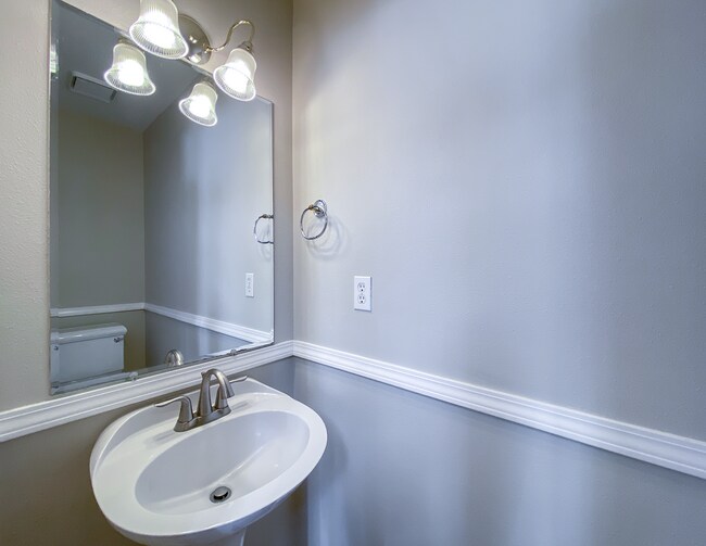Building Photo - Stunning 4 Bed + 2.5 Bath House in Lake Oswego | Private Backyard, Open Floor Concept, Air Condit...
