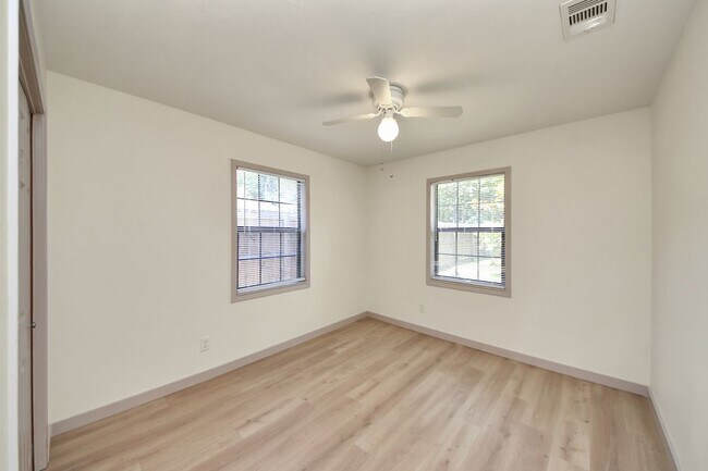 Building Photo - 2404 Grape Ln