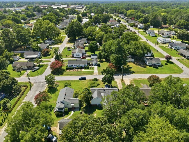 Building Photo - Modern Updates in this Classic 3bedroom/2.5 Bath Home in Erwin