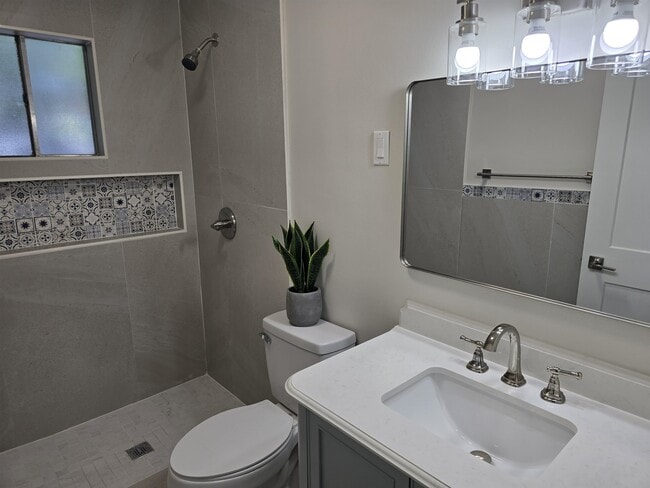Building Photo - 211 Esperanza Dr