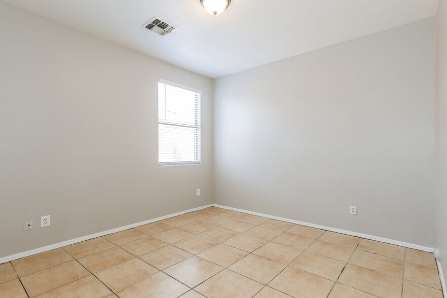 Building Photo - 7805 S 68th Dr