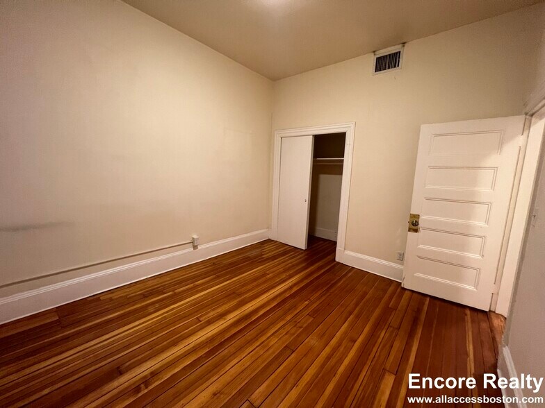 Building Photo - 1463 Beacon St