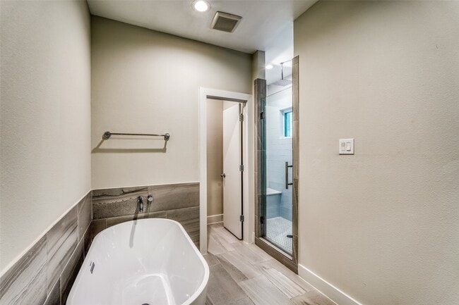 Building Photo - 833 Dorchester St