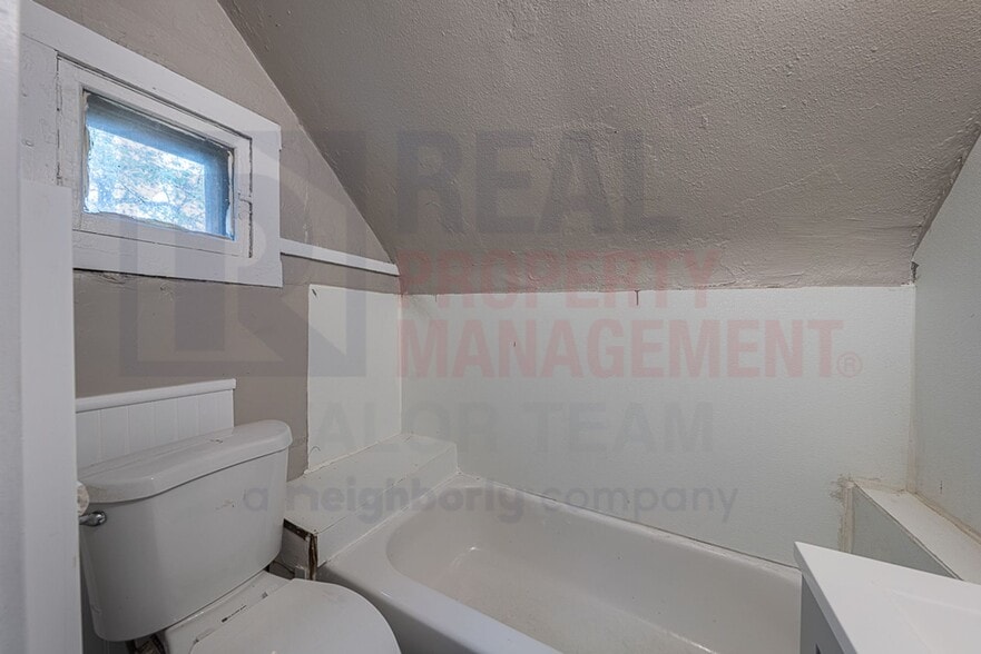 Building Photo - 11702-11704 Saywell Ave,