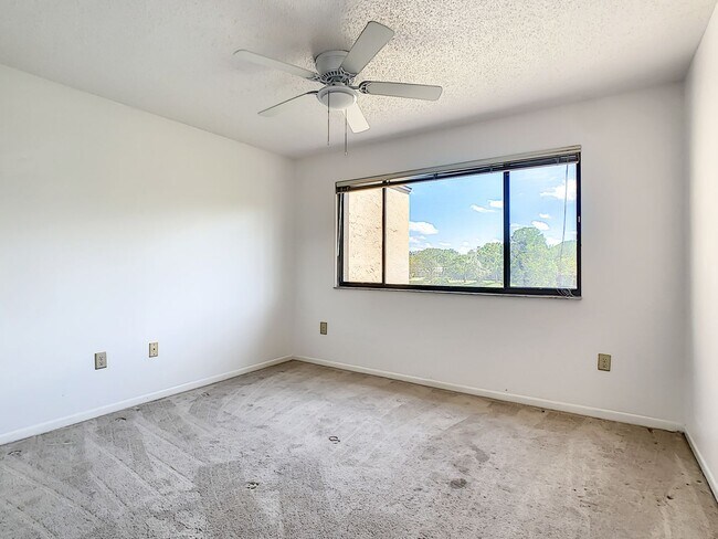 Building Photo - RARE 3 BEDROOM/ 2 BATH IN THE HIGHLY DESIR...