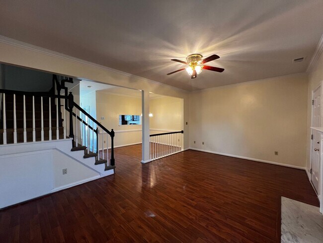 Building Photo - Great Bridge Townhouse For Rent