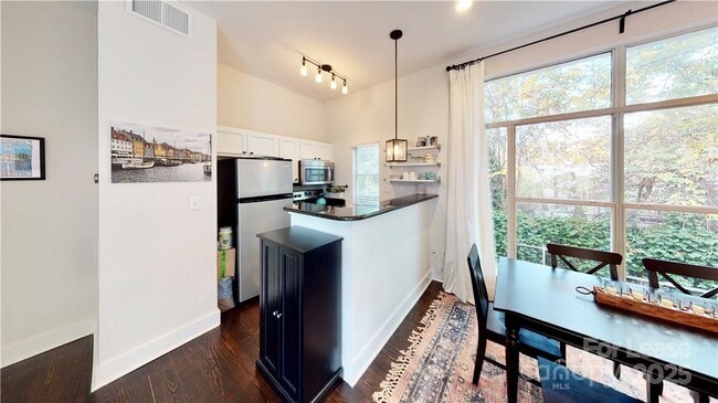 Building Photo - 2058 Atherton Heights Ln