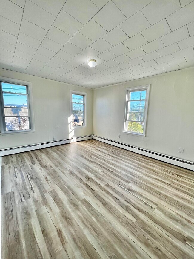 Building Photo - 455 Orient Way