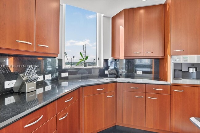 Building Photo - 6000 Island Blvd