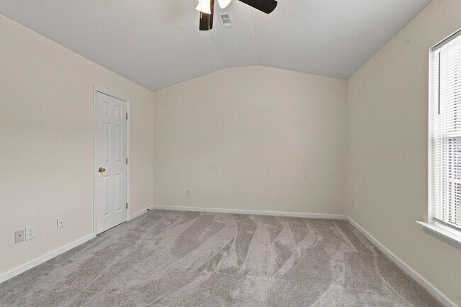Building Photo - Charming 2-Bed Townhome in Hardison Hills