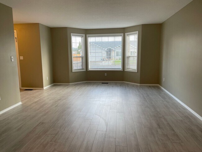 Building Photo - Spacious 5 Bedroom Home! Granite Counters! Pet friendly! Tons of Room for Entertaining!