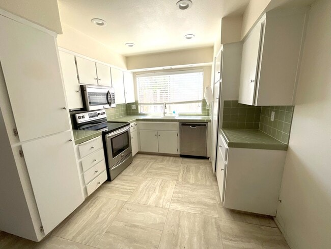 Building Photo - Charming Clovis 3/2 Home with New Solar Sy...