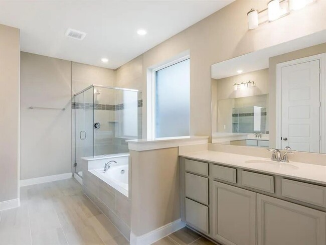 Building Photo - 7010 Lauren Oak Dr