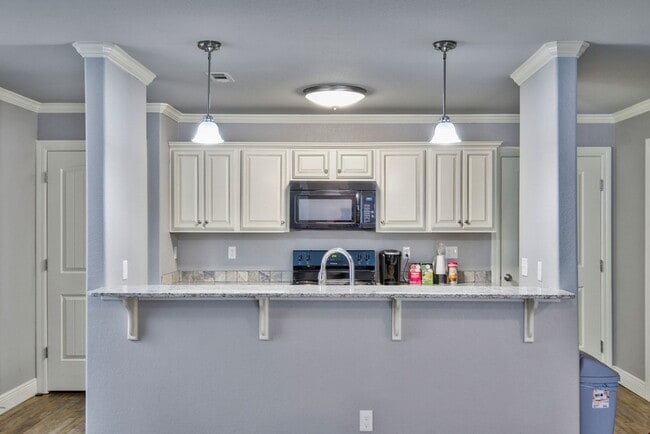 Building Photo - Beautiful 3 bed / 3.5 bath duplex with two car garage - Minutes from U of A!