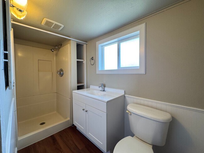 Building Photo - Very Nice 2 bedroom Point Defiance Cottage!