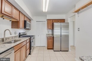 Building Photo - 3704 Fenwick Ln