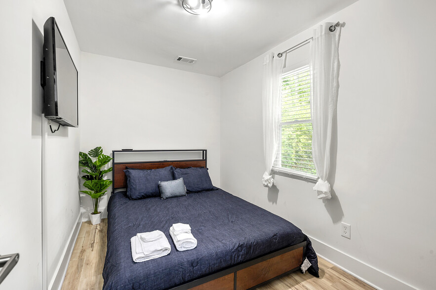 Queen Size Room (EC) - 2310 Tiger Flowers Dr NW