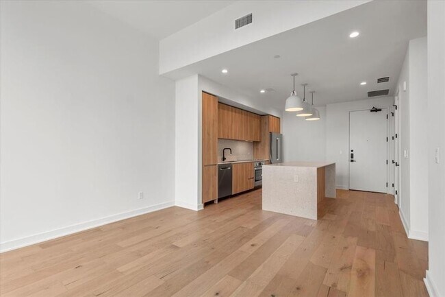 Building Photo - 84 East Ave