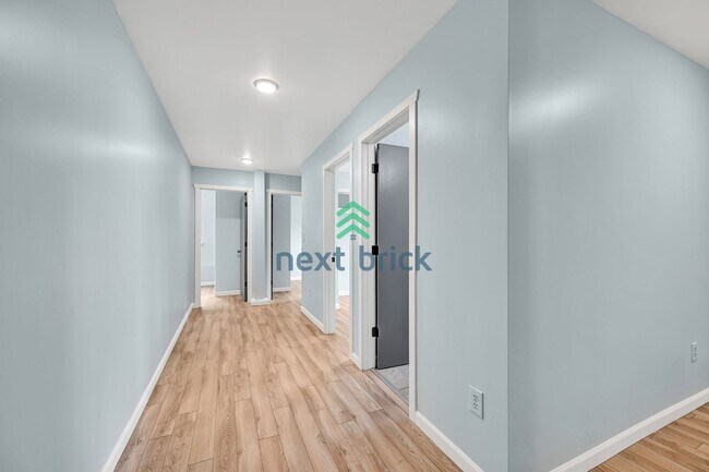 Building Photo - 4 BED & 2 BATH DUPLEX FOR RENT