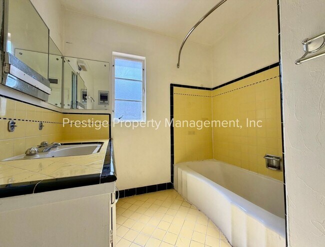 Building Photo - Spacious With Vintage Charm- 2/1 Centrally Located and Waiting For You!