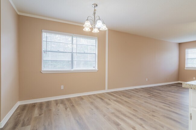 Building Photo - 510 Alison St