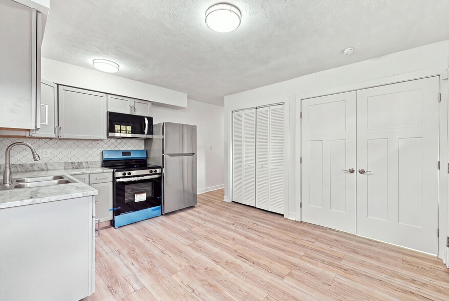 Building Photo - 3660 N Sadlier Dr