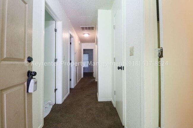 Building Photo - 1359 E 60th St