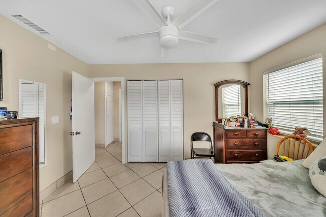 Building Photo - 726 N A St