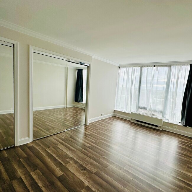 Building Photo - 5445 N Sheridan Rd