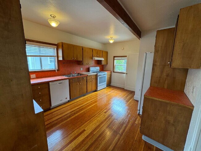 Building Photo - 3 Bedroom Home in Sellwood/Moreland.- Grea...
