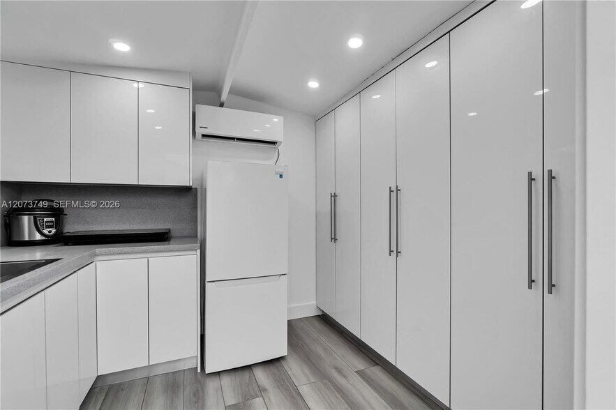 Building Photo - 980 W 43rd Pl