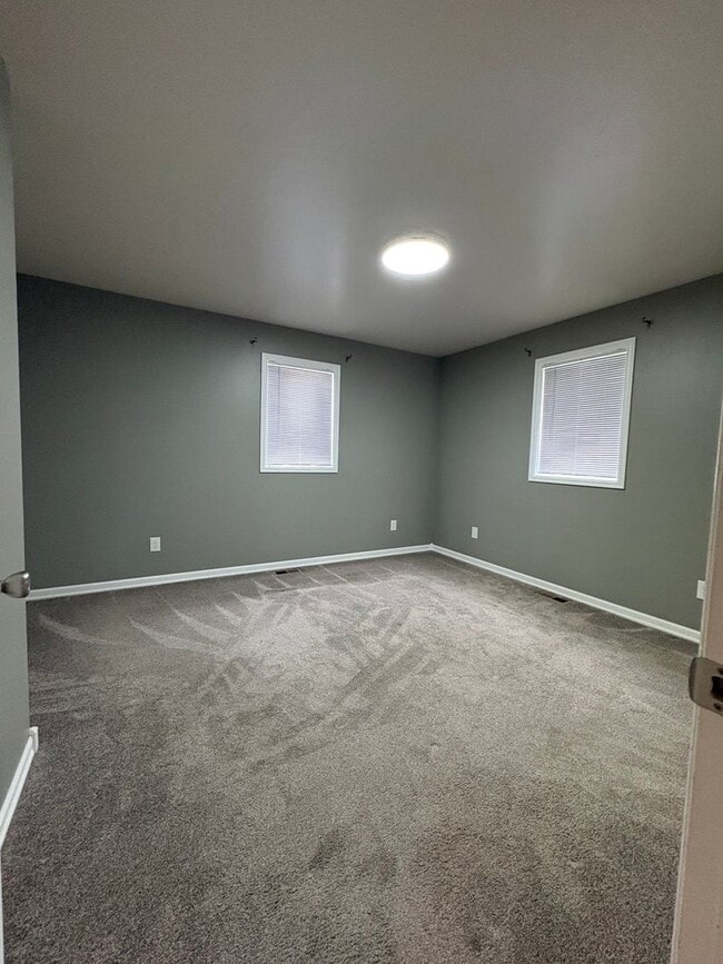 Building Photo - Well maintained 2 B 1 Bath West End Townhome