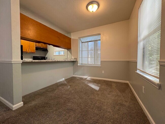 Building Photo - 1810 Sylvan Ct