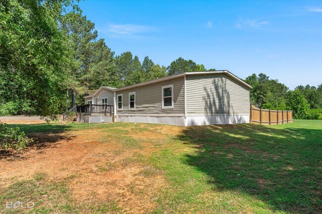 Building Photo - 4BD/2BA home with fenced back yard.