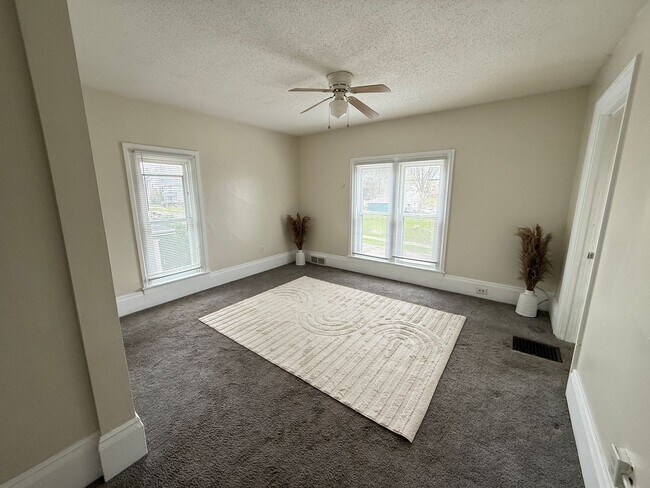 Building Photo - 311 W Mason St