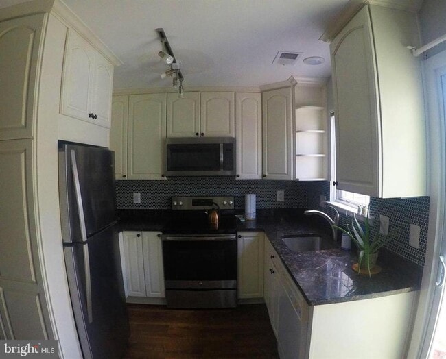 Building Photo - 8702 Village Green Ct